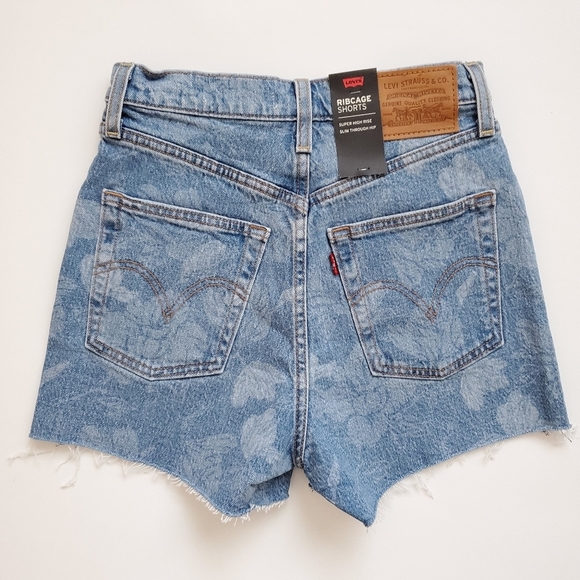 Levi’s Ribcage Denim High Rise Waisted Shorts - Picture 6 of 9